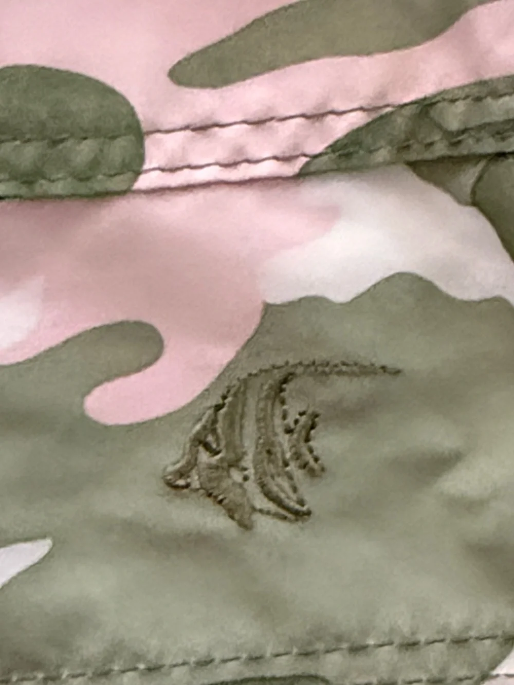 GUY HARVEY WOMEN’S SIZE 10 GREEN PINK CAMO FISHING CAMPING SHORTS BREATHABLE EUC